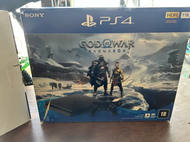 PS4 Vendo PS4, em perfeito estado, com 2 controles e jogos incluídos.