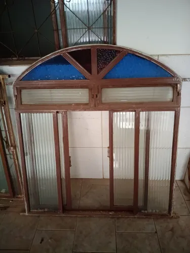 2 (duas) Janelas de ferro com vidro