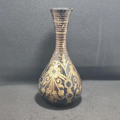 Vaso Vintage Indiano, feito de latão design clássico e base bulbosa e pescoço longo alarga