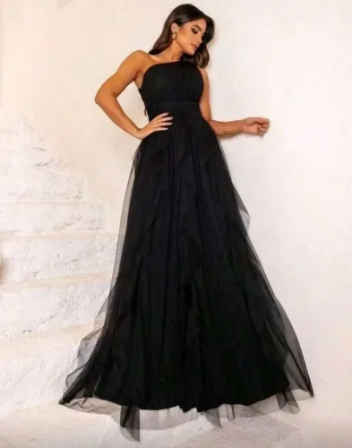 Vestido longo, sem brilho, nula manga com saia cascata, preto