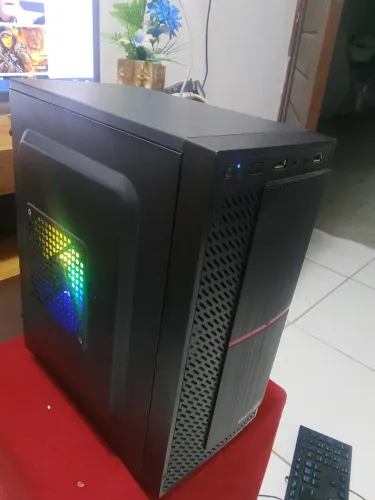 CPU core i5 quarta geração com 8 gigas de memória HD de 500 GB com windows 10 .