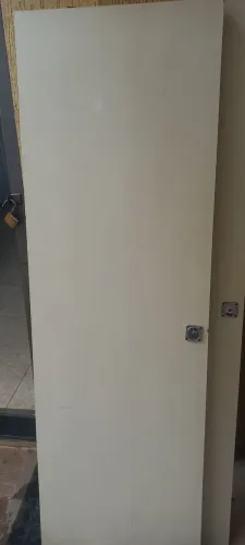 PORTA DE BANHEIRO 1.65X0.53 COM FECHADURA SEM DETALHES APENAS $ 120