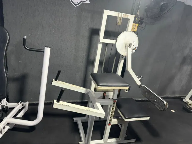 Flexora, mesa glúteo desenvolvimento, supino vertical