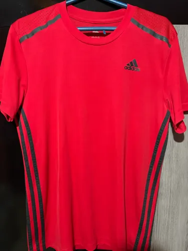 Camiseta Adidas, tecido respirável.