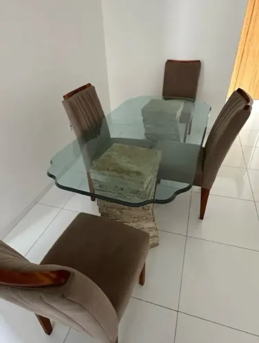 Mesa com 4 cadeiras