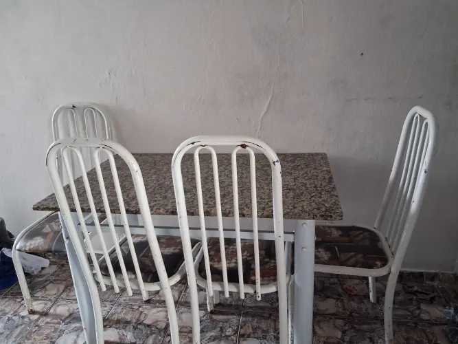 Mesa de mármore c/4 cadeiras