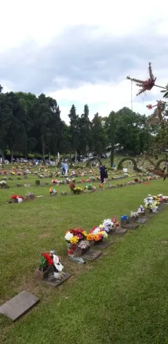 Túmulo no cemitério Jardim da Paz em Caxias do Sul. 