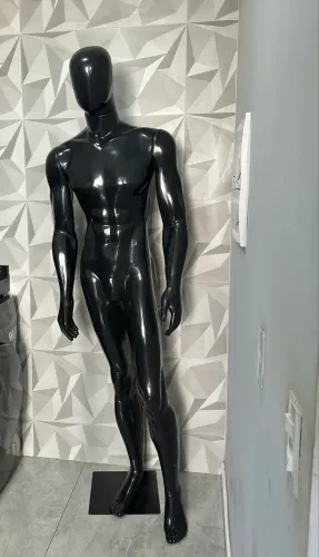 Manequim masculino preto fitness 