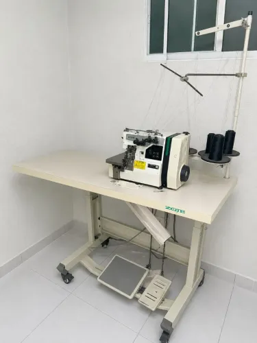 Vendo Máquina de costura overloque ponto cadeia Zoje Direct. Máquina pouco tempo de uso.