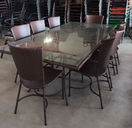Jogo de Mesa + 08 Cadeiras de jantar em fibra sintética c/vídro Nova - 5.250,00