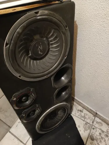 Vendo som de carro