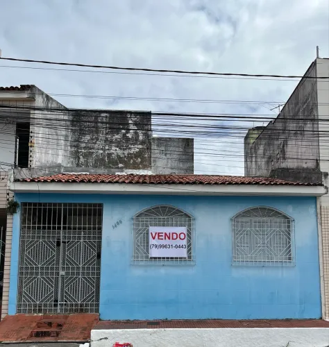 Vendo casa na rua lagarto em ótima localização.