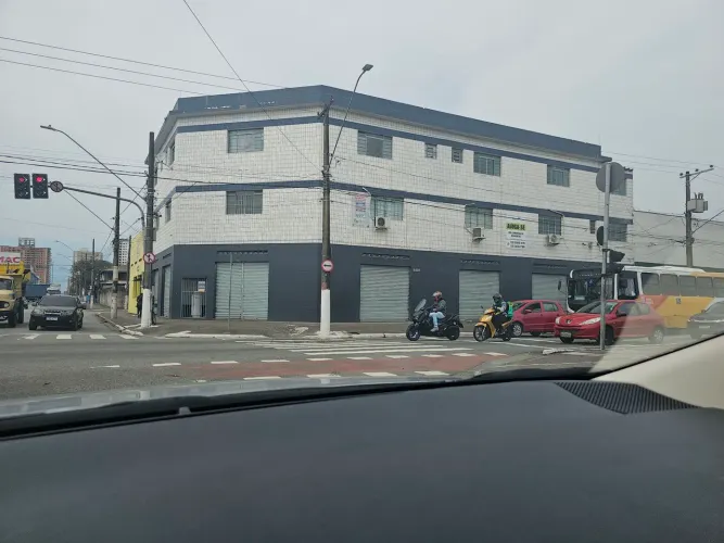 Prédio Comercial com 1080 m2. ( Estudo Imóveis) 3 lojas e 9 salas