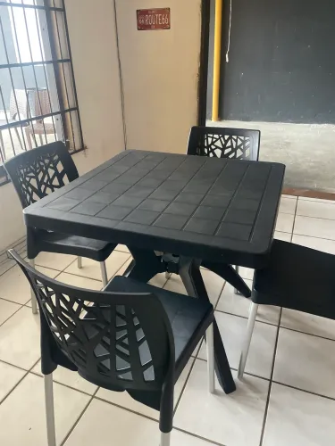 Conjunto de mesa com cadeiras(tenho 9 conjuntos)
