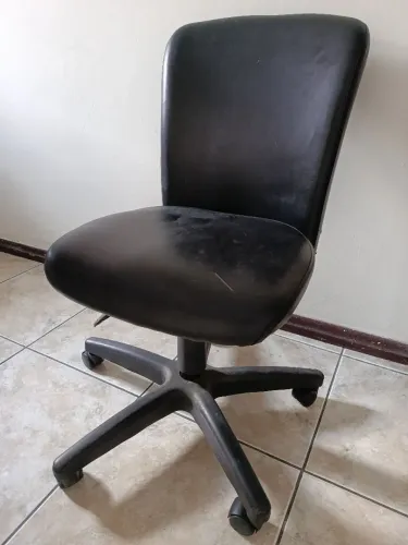 Cadeira Giratória de Escritório Com Rodinhas