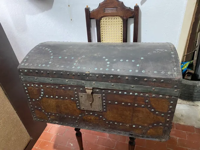Bau antigo de madeira com couro.