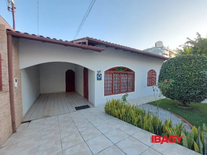 Excelente Casa 5 dormitório(s) em Praia Comprida - São José