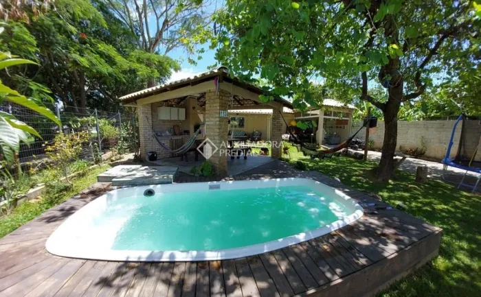 Casa à venda na Praia da Daniela - Florianópolis | 100 metros do mar!