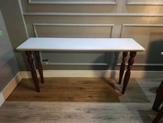 Mesa com 6 cadeira e aparador, tampo em vidro