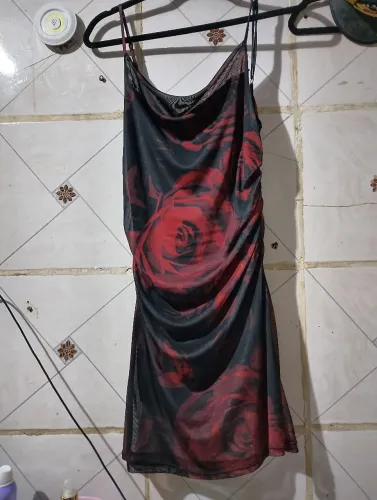 VESTIDO PRETO COM ESTAMPA DE ROSAS VERMELHAS