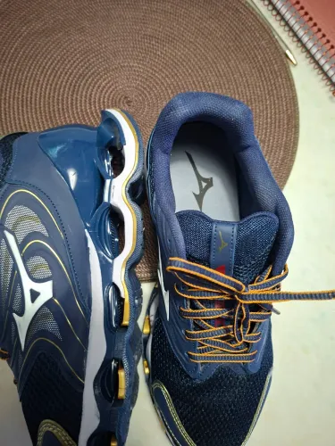 VENDO TENIS MIZUNO 42