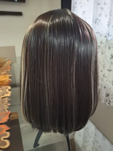 PERUCA CHANEL COM FRANJA E MECHAS LOIRA