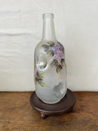 Vaso decorativo em vidro com base de madeira