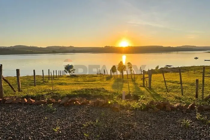 TERRENO NA BARRAGEM DE ERNESTINA COM QUIOSQUE E ACESSO A AGUA.