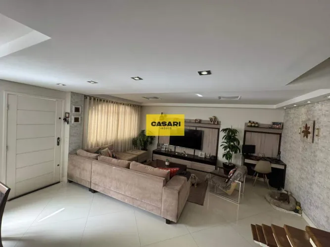 Sobrado Reformado e espaçoso na Vila Dayse | 148m² | 3 Vagas | A 1 Minuto do Golden Square