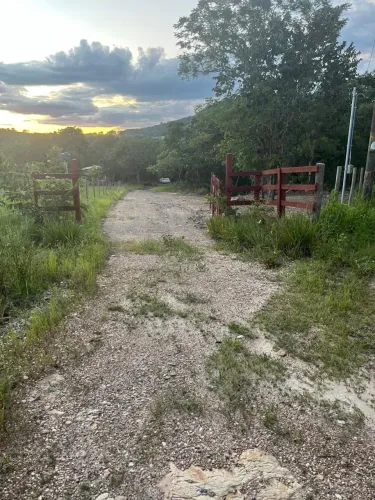EXCELENTE CHACARA EM VARJÃO COM 2.900 M2 COM RIO NO FUNDO