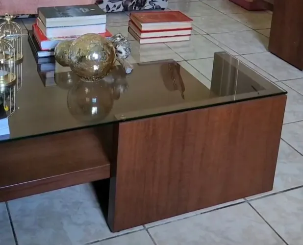 Mesa de centro de madeira e vidro 1,10 cm x 70 cm