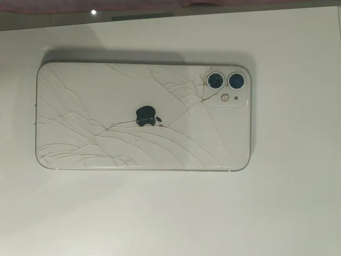 iPhone 11 para retirada de peças, não liga, caiu na água, traseira quebrada.