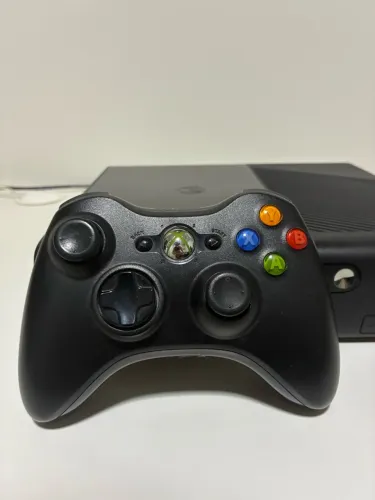 Xbox 360 - 4gb + Kinect com 2 controles - Kit preto