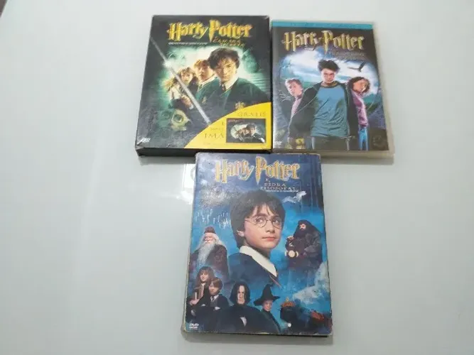 Três CDS de HARRY POTTER ( Pedra Filosofal, Prisioneiro de AZKABAN e Câmara Secreta.