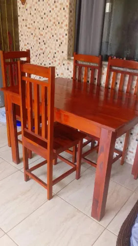 Vendo  mesa  com cadeiras de ótima qualidade 