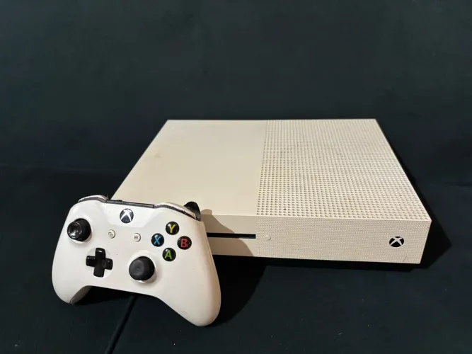 XBOX ONE S COM CONTROLE E JOGOS