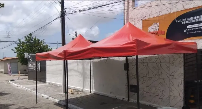 Tenda sanfonada com lona profissional ,feita por fora,  em TD 10000  ,na cor vermelha, 