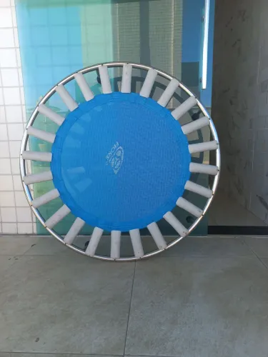 Cama elástica indicada para exercícios de hidroginástica e treinamento aquático.