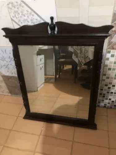 Espelho com moldura em madeira trabalhada tipo vintage perfeito