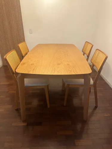 Conjunto mesa retangular com 4 cadeiras. Comporta 6 lugares. Alto padrão ABRACASA.