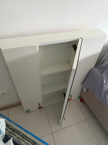Vende-se um armário,em fórmica. Puxadores de inox com 3  portas. Está perfeito semi novo.