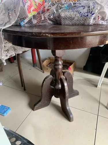 Vendo mesa antiga macaranduba precisando envernizar tem como aumentar a largura 