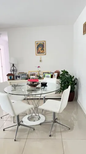 Mesa de jantar redonda de vidro da TockStok (Só a mesa mas tem anuncio das cadeiras)