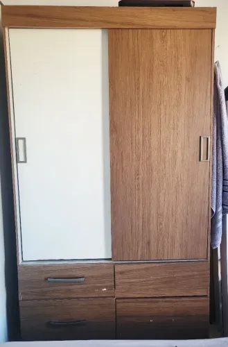 Vou viajar e estou vendendo este guarda roupa.