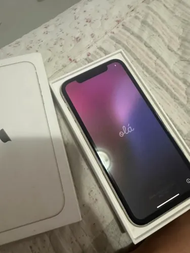 Um iPhone 11 64 GB impecável + caixa + acessórios