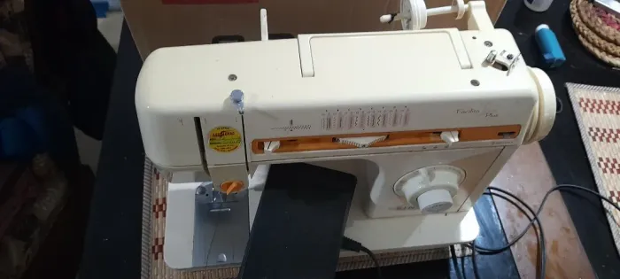Máquina de Costura Singer