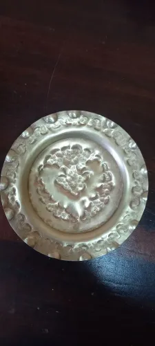 Prato de parede de metal pequeno