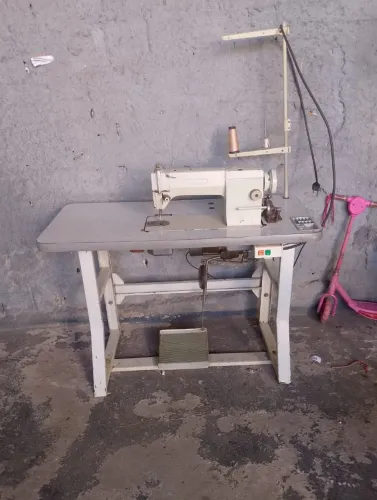 Máquina de costura com detalhes e faltando peças.