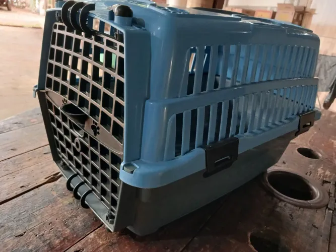 Casa para transporte de animais de porte pequeno.