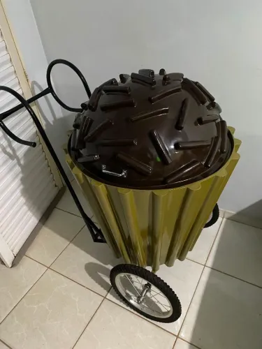 Carro em formato de brigadeiro